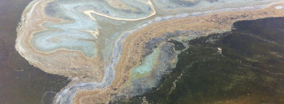 Пятно из нефтепродуктов обнаружено на озере Байкал