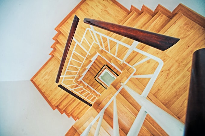 Установка лестницы в коттедже или загородном доме