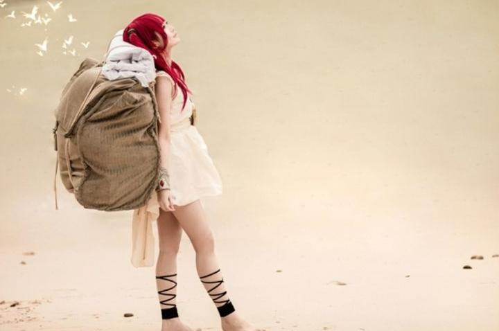Моргиана — девушка с огромным рюкзаком и красными волосами