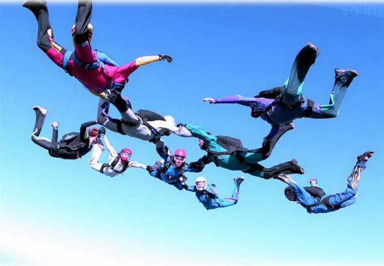 Позитивные прыжки с парашютом в Москве помогут развеять скуку