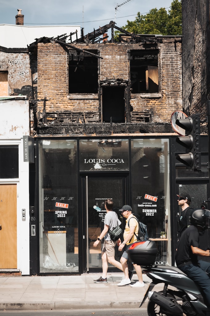 Магазин одежды сгорел в Вышнем Волочке, пострадавших нет.