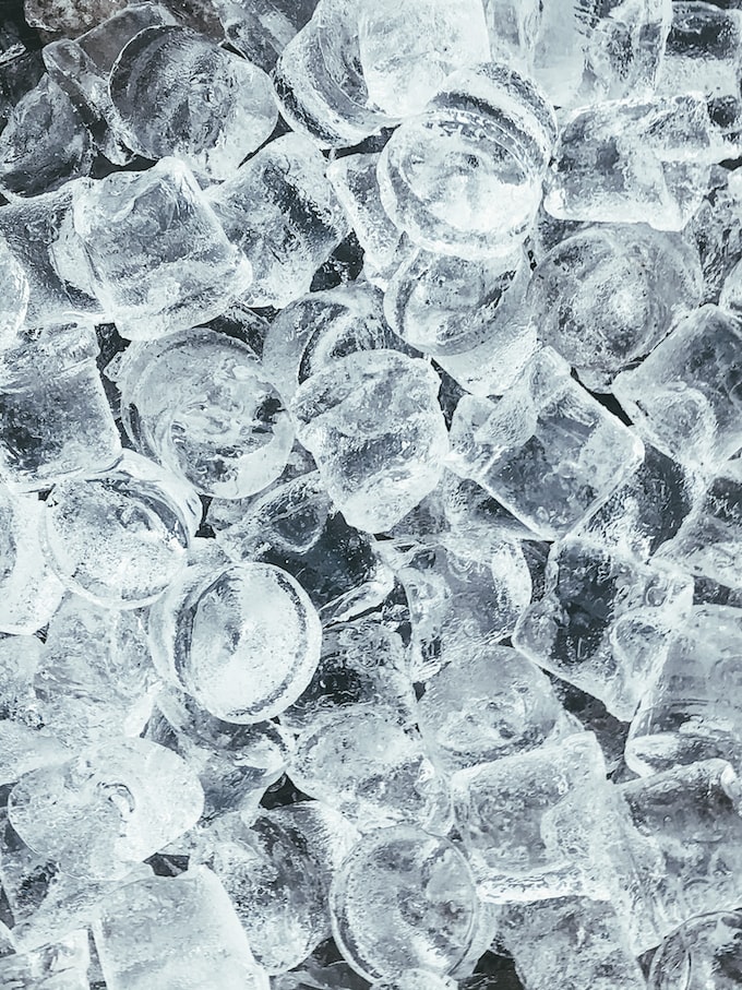 Лед в барах может быть загрязнен бактериями. Причина — плохая гигиена сотрудников.
